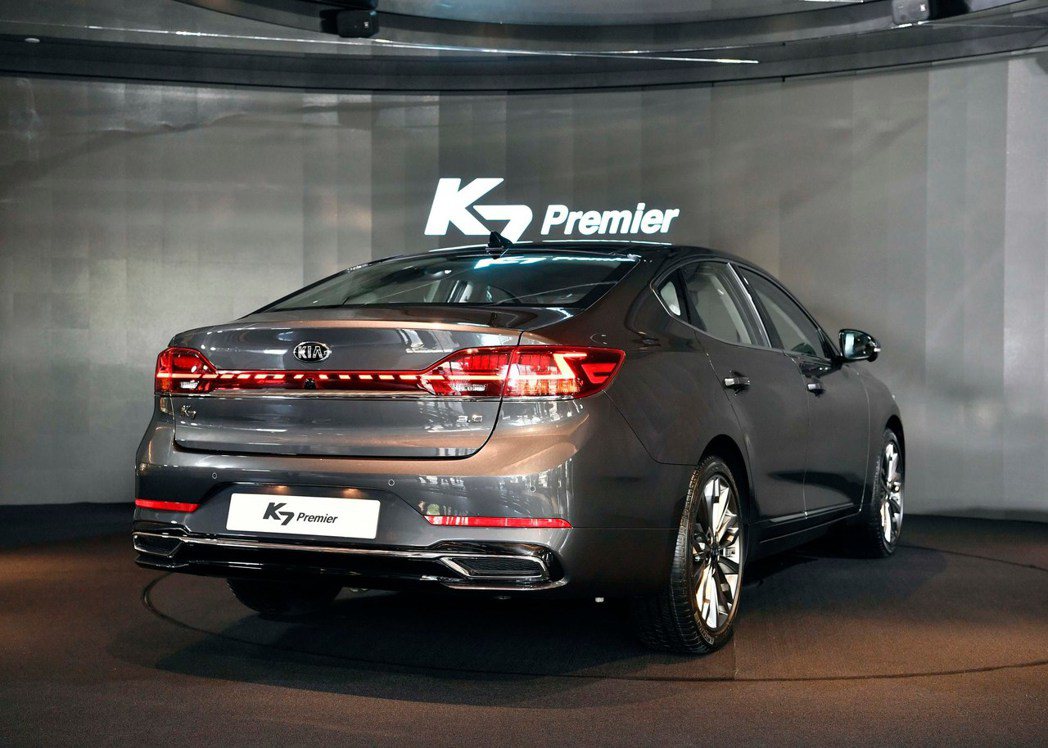 小改款Kia K7 Premier車尾變化幅度是全車最顯著的地方，一體成形的尾燈...