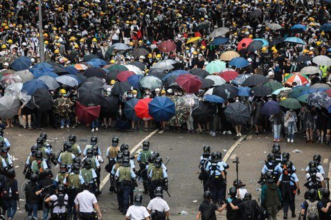 香港「反送中」：警民衝突下，再度覺醒的公民
