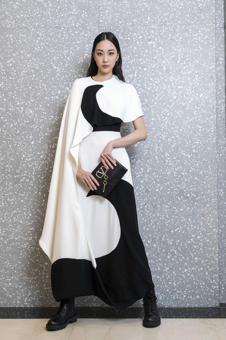 Valentino早秋女裝系列利用西方追求平衡、對稱的和諧理念，對比東方日式不完...