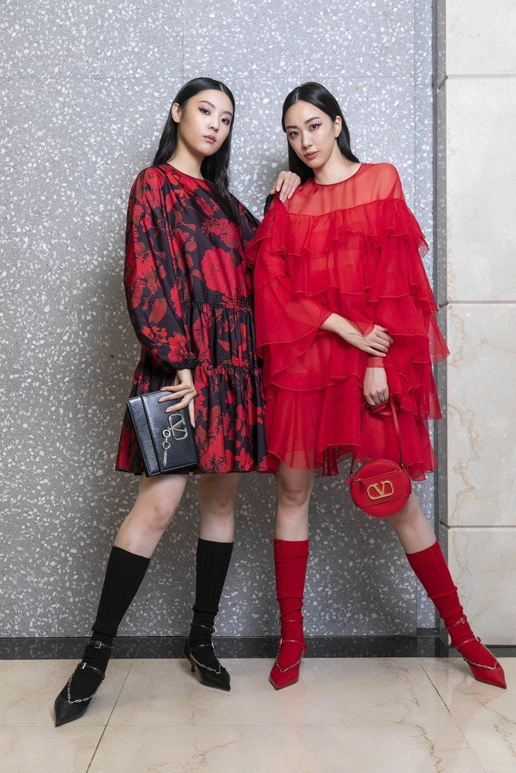 (左)Valentino疊印花卉套染絲質洋裝99萬5,000元，Valentin...