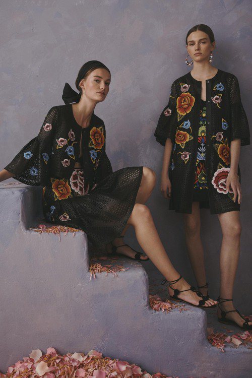 「卡羅琳娜・海萊拉」洞洞皮革外套的刺繡圖案，被指抄襲墨西哥中部伊達爾戈州「特南戈...