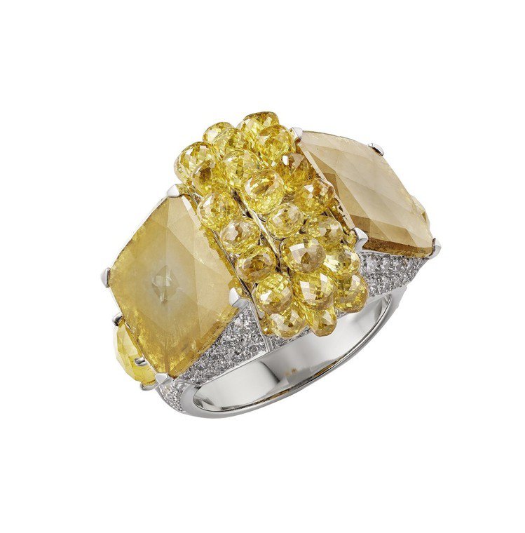 卡地亞MAGNITUDE頂級珠寶系列YUMA戒指，鉑金鑲嵌兩顆豔彩棕黃色枕形鑽石共4.21克拉、水滴形黃鑽、黃鑽框邊、鑽石。圖／卡地亞提供