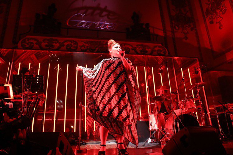 美國當紅搖滾樂團The Gossip女主唱 Beth Ditto現身卡地亞倫敦頂級珠寶發表會現場表演唱。圖／卡地亞提供