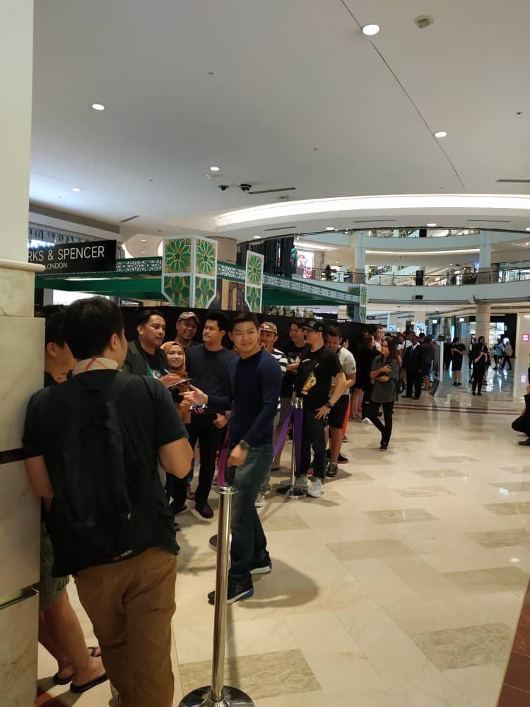 在吉隆坡的SWATCH形象店前，出現了要購買SWATCH和BAPE聯名表的人潮。圖／讀者提供