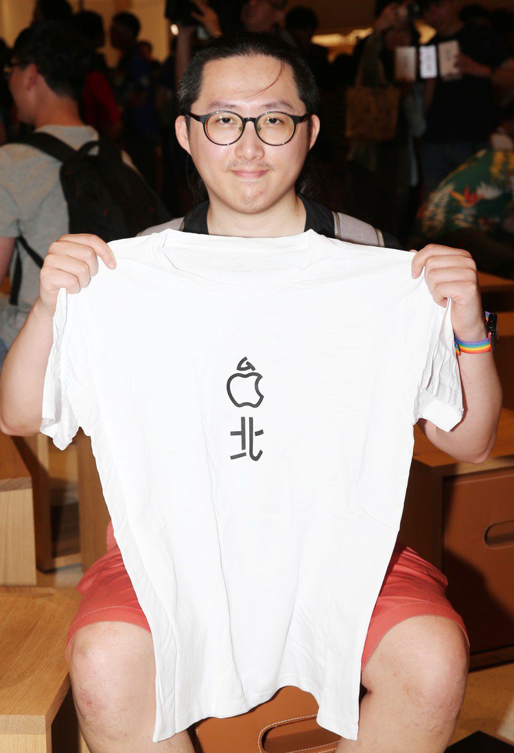 Apple信義A13開幕，排隊頭香的呂紹華與限量紀念T恤合照。記者徐兆玄／攝影