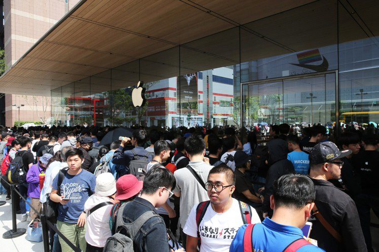 Apple信義A13今天（6月15日）開幕，上午10點正式營業前現場排隊人潮已超...