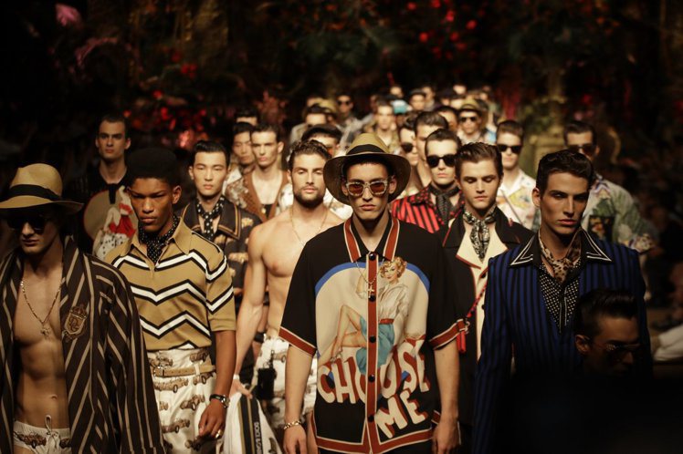 Dolce & Gabbana以卡其色的服飾搭配色彩繽紛的圖騰或是豹紋，...