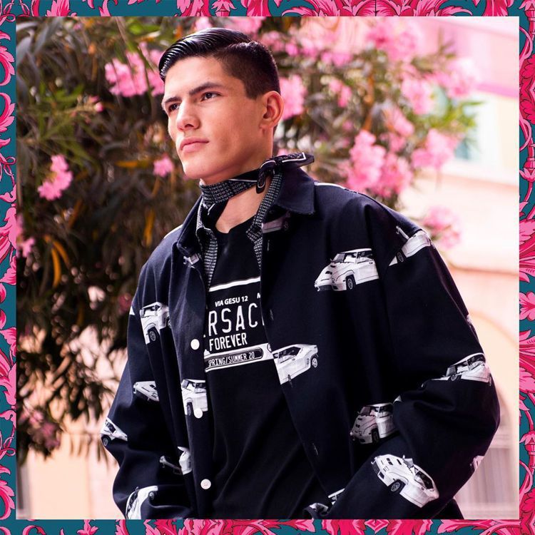 Versace 2020春夏男裝俏皮的花瓶和賽車印花，出自藝術家Andy Dixon之手。圖／摘自IG