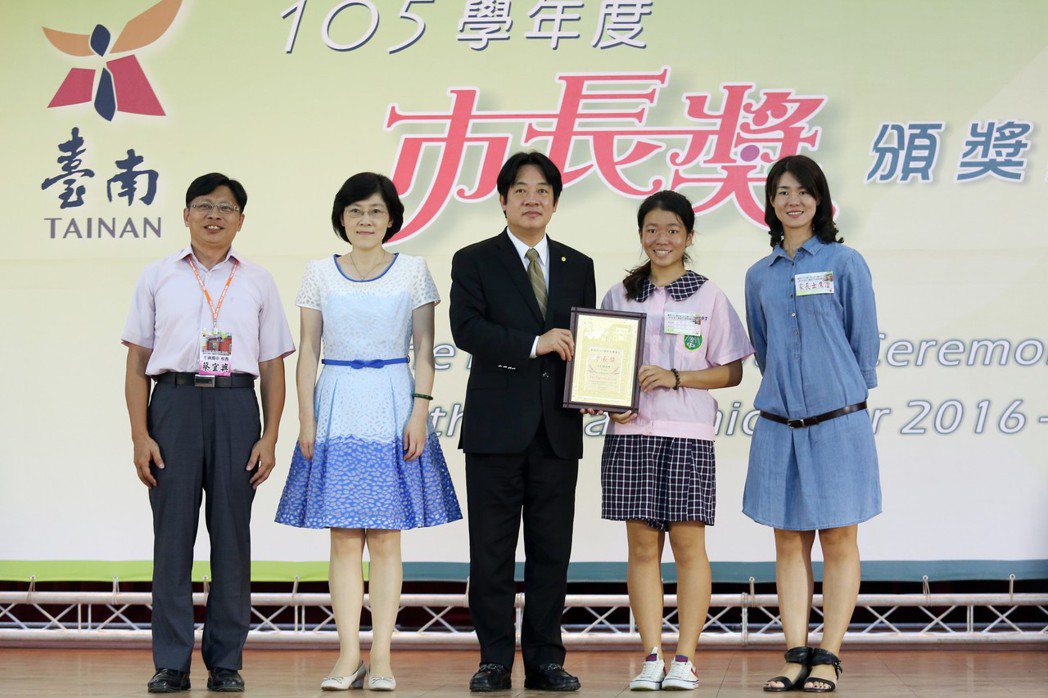行政院前院長賴清德（中）在擔任台南市長期間，不僅把市長得獎學生增加3倍，還舉辦多...