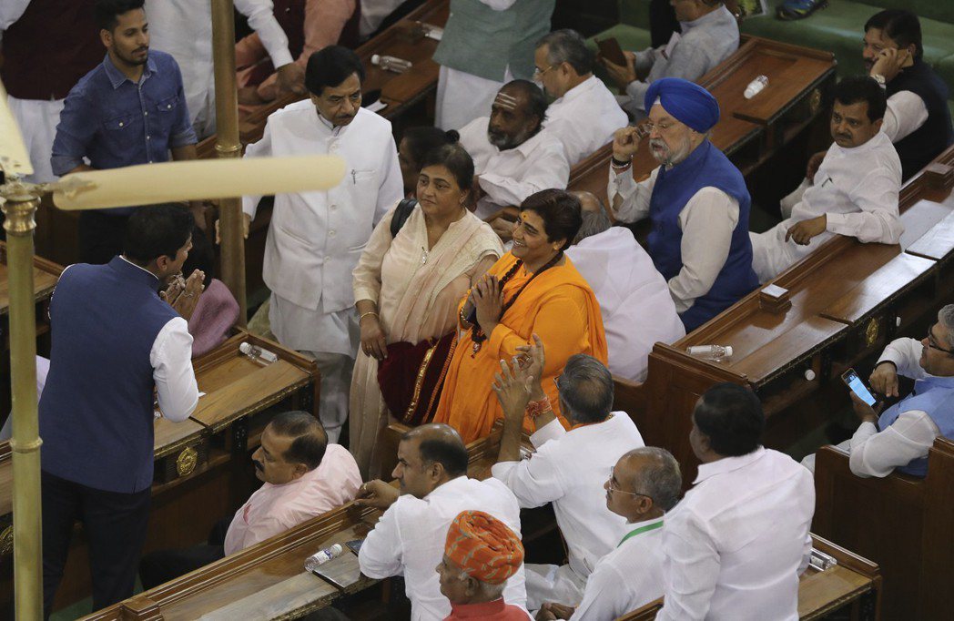 印度執政黨人民黨的新科國會議員薩庫爾（中穿橘衣者）上月造訪該黨總部。薩庫爾被控和...