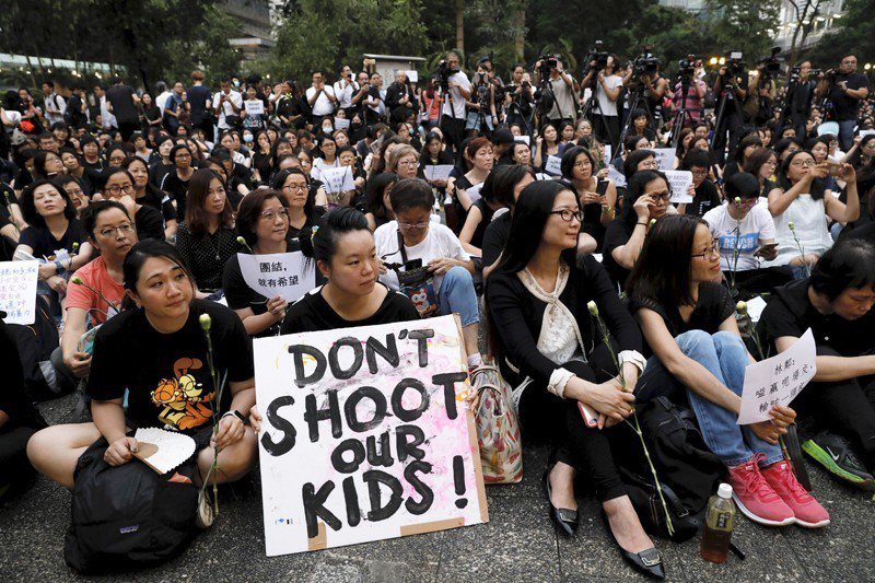 6月14日大批香港市民母親為回應特首林鄭月娥的「母親論」上街集會，要求政府「別對我們的孩子開槍！」 圖／美聯社