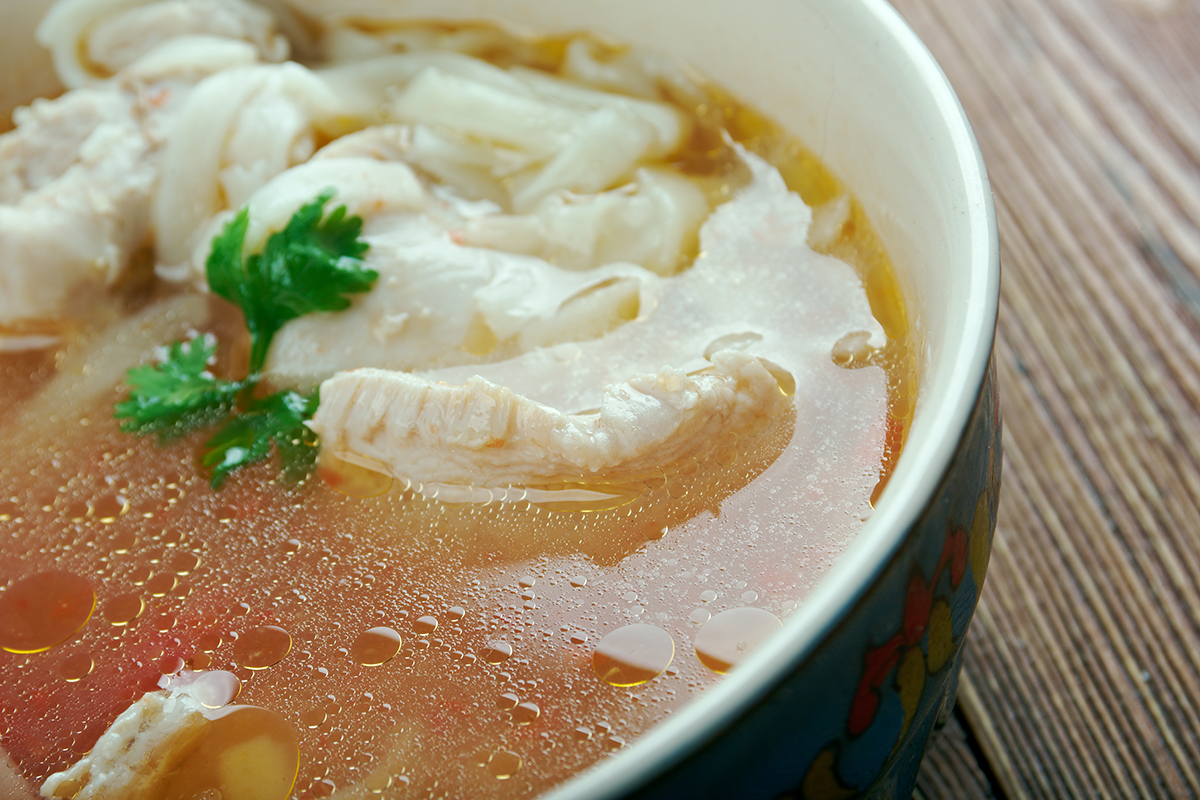當你感冒的時候，一碗雞湯可以舒緩不適的症狀。