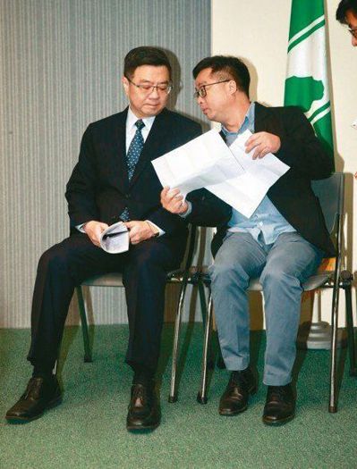 民進黨主席卓榮泰（左）、秘書長羅文嘉公布初選民調，引起各界質疑，著名的民調專家台...