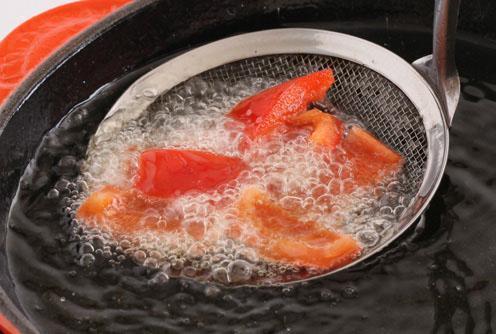 料理前，先過一下油，可保持甜椒鮮艷的色澤，口感也較脆。 圖片來源／台灣好食材...