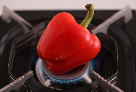 將甜椒放在瓦斯爐上烤焦後泡入冰水中，可快速剝除果皮。 圖片來源／台灣好食材（...