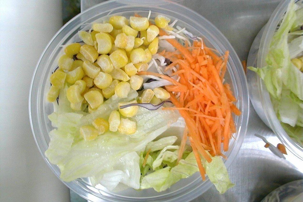 生菜沙拉似乎清爽又健康，不過衛福部食藥署仍建議盡量吃煮熟的食物，以降低細菌感染導致的食物中毒風險。如果真要食用，應注意餐廳的環境是否清潔、生菜食材是否擺在桌上好幾小時或適當冷藏等。本報資料照片