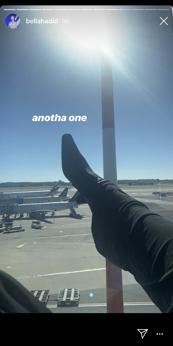 人氣名模貝拉哈蒂德近日在IG上傳一張自己在候機室等登機的照片，鞋跟處碰到窗戶外的...