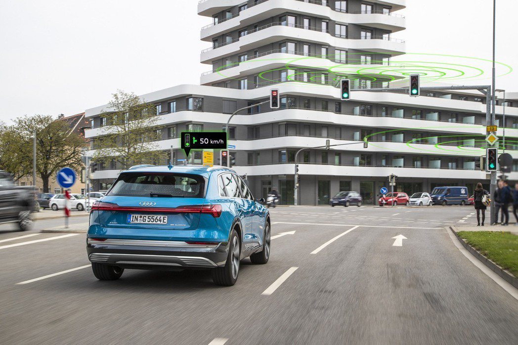 Audi為了強化車輛數位化與城市相互關聯性的發展，在歐洲推出Vehicle-to-Infrastructure（V2I）車輛與基礎設施聯網計畫中的交通號誌資訊(Traffic Light Information)互聯服務。 圖／Audi提供