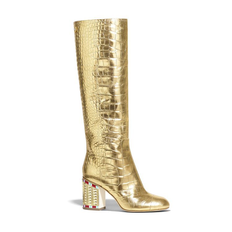 金色鱷魚皮革壓紋鑲飾鞋跟高筒靴，84,500元。圖／香奈兒提供