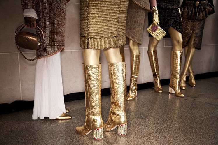 去年底香奈兒2019 Paris- New York工坊系列在紐約大都會博物館的丹鐸神廟展廳展演，充滿埃及文化色彩的設計將香奈兒女士鍾情的「金色」元素發揮得淋漓盡致。圖／香奈兒提供