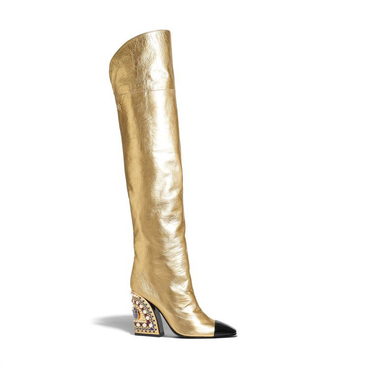 金色皮革紅藍色黃金聖甲蟲鑲飾鞋跟及膝靴，18萬3,800元。圖／香奈兒提供