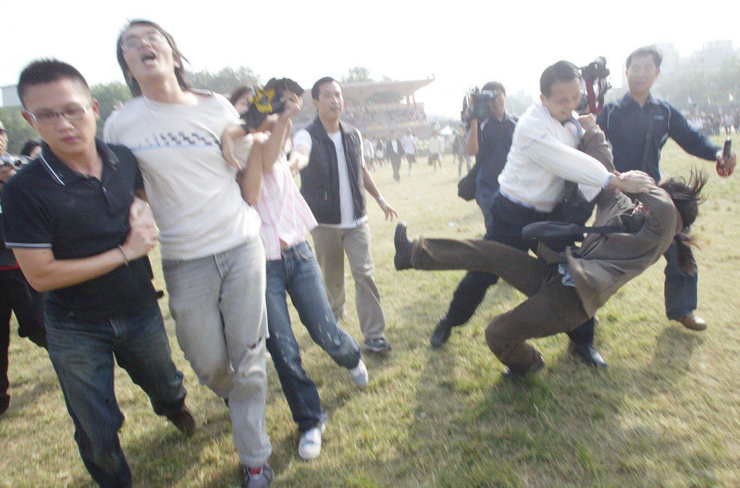 2007年，時任總統的陳水扁參加成大校慶遭學生嗆聲，女學生（右）慘被安全人員「過...