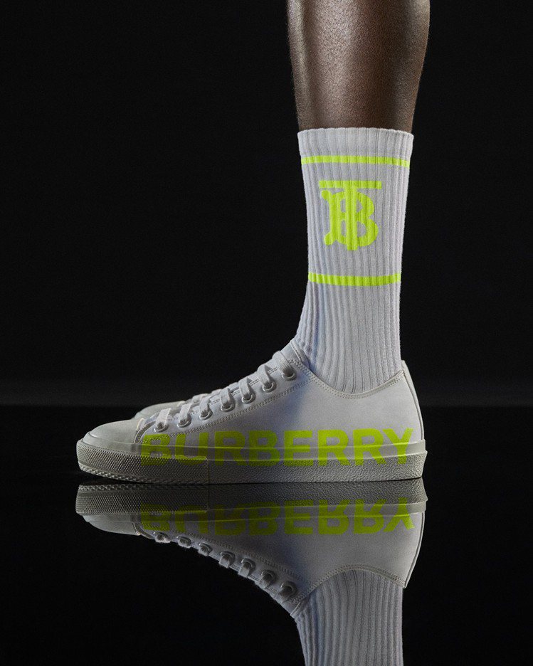 6月份B Series包含BURBERRY字樣白色休閒鞋與TB Logo運動襪。圖／BURBERRY提供