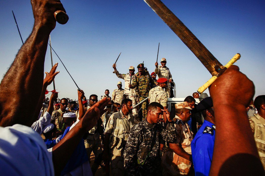 「誰動手殺百姓，我親自動手砍他的頭！」圖為蘇丹的軍方支持者。 圖／法新社