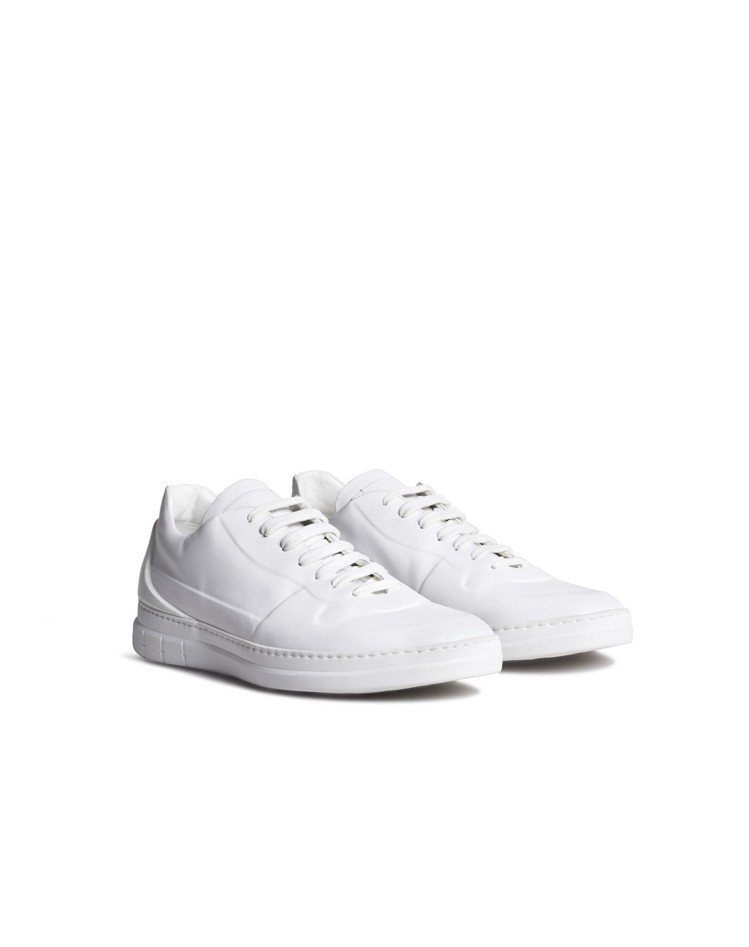 白色小牛皮休閒皮鞋，售價18,550元。圖／dunhill提供