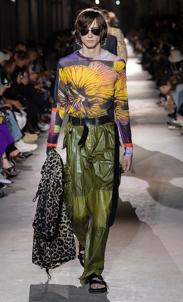 皮革、PVC、縐紗等面料呈現Dries Van Noten男裝的萬種風情。圖／取自Dries Van Noten官網
