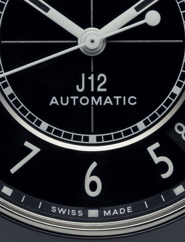 全新J12腕表改版全新風貌，並不改動J12之所以成為傳奇的特徵，但細節更為精緻。...