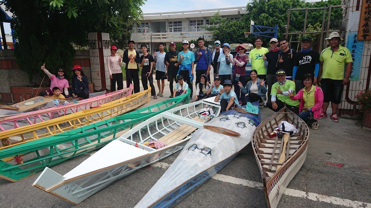 影／高中生徒手製作獨木舟 下水體驗海洋生態