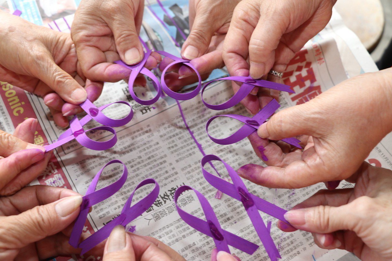 竹片做出紫絲帶反暴力 新北泰山大科社區長者有創意
