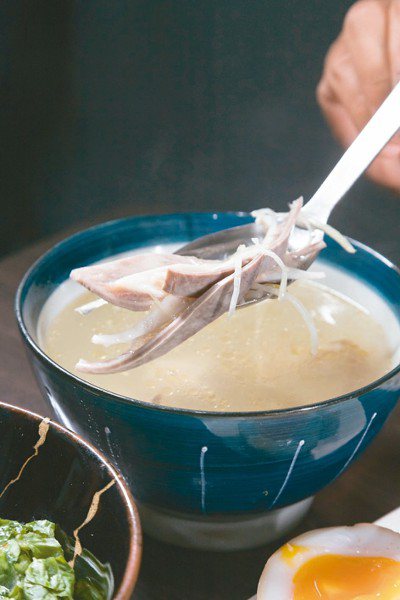 即便是一碗湯，何順凱也會細細品嘗其中的食材與調味。 攝影／陳立凱