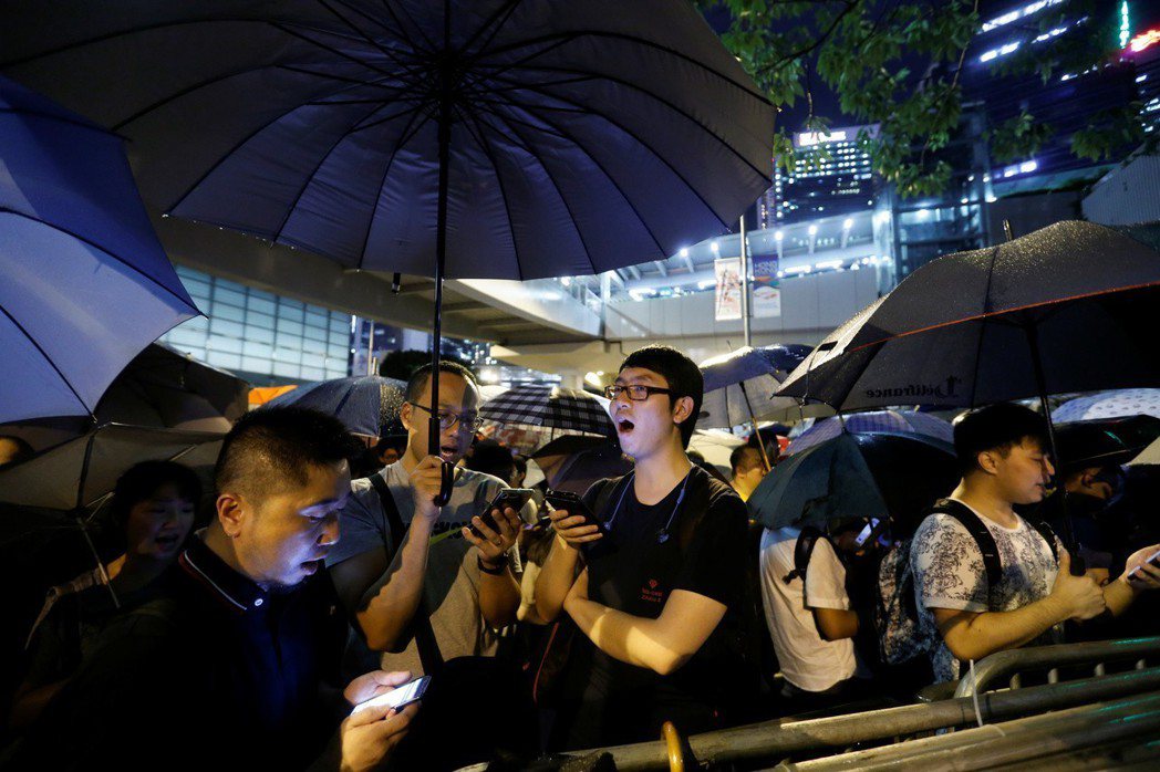 香港反送中運動在立法會大樓外唱歌表達立場。 （路透）