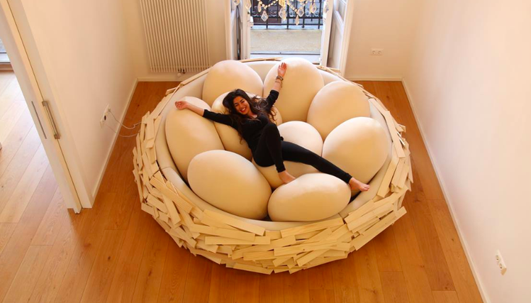 「巨型沙發床」宛如一個巨大鳥巢，光是看圖片就感受到舒適感與安全感。圖／ GIAN...