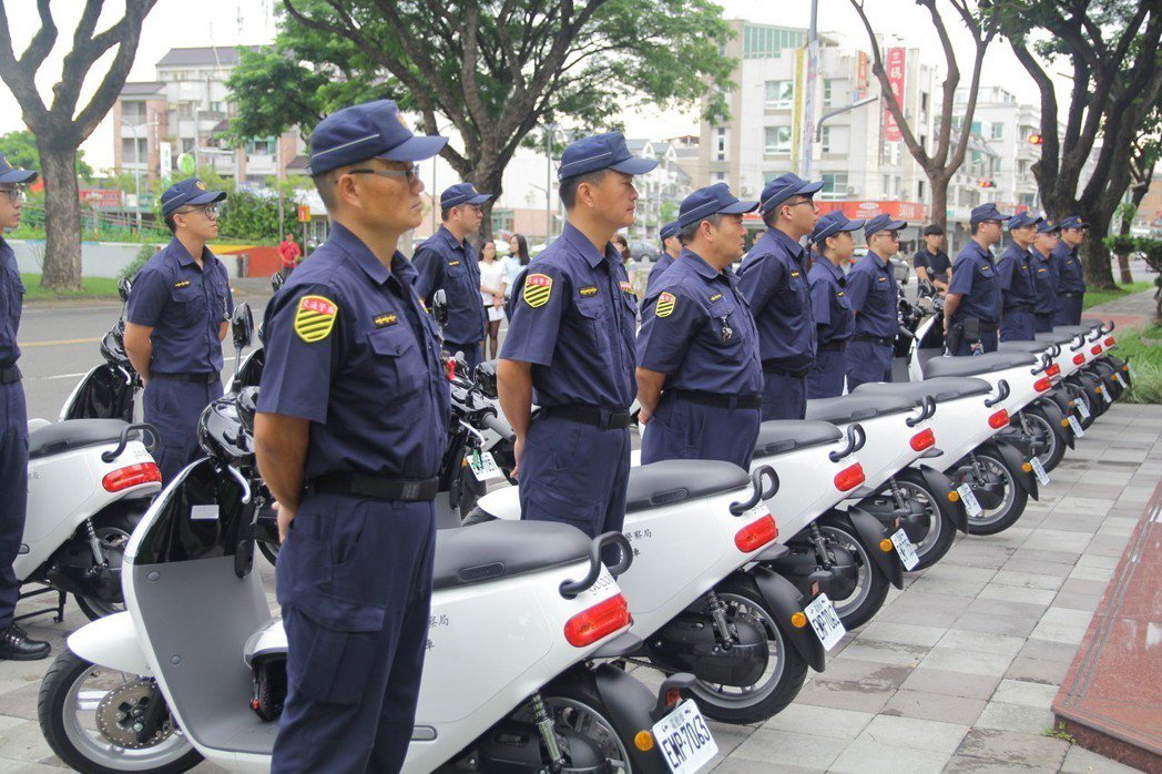 市警局試辦Gogoro警車約2年，目前已引進38部Gogoro 警車，分配在5個...