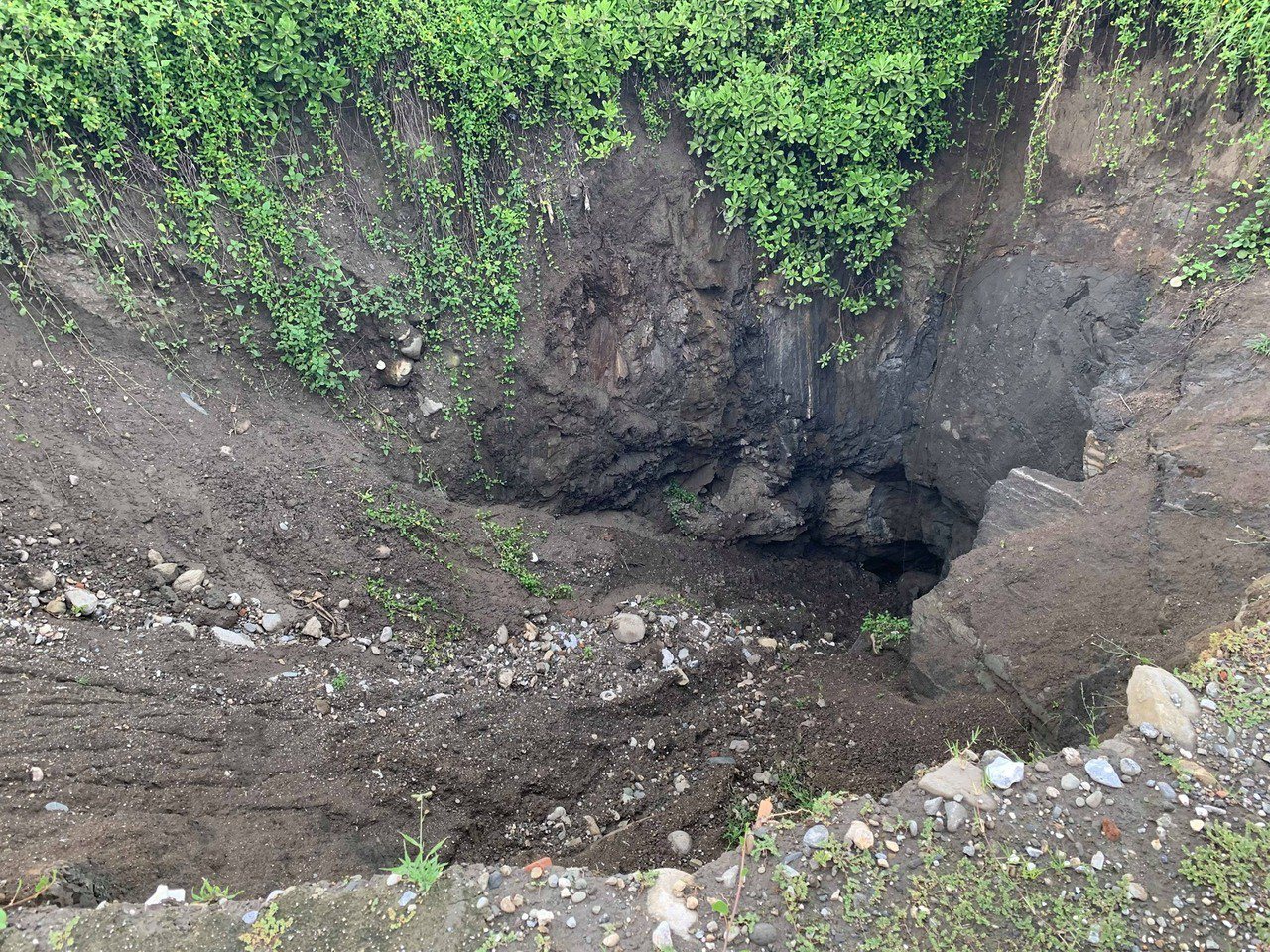 迅速擴大！花蓮海邊深10公尺大洞無人管 恐影響公路路基