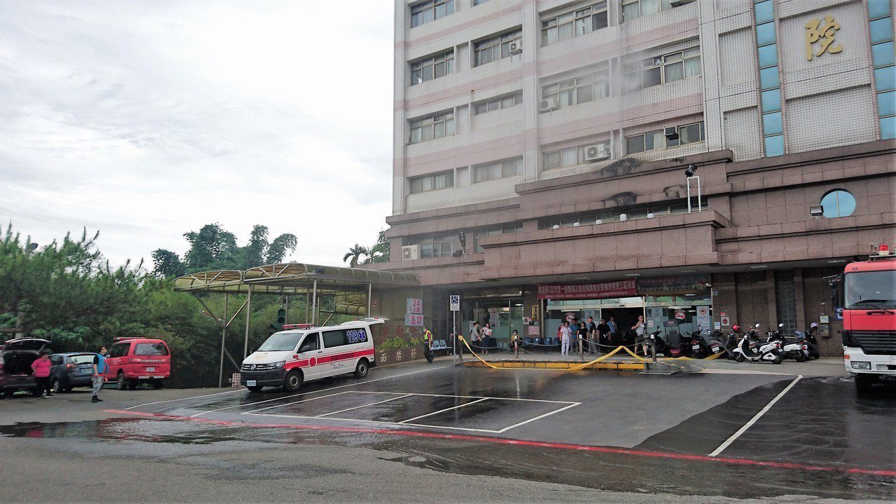 地震模擬演練 竹山東華醫院：921當年廣場上擺滿大體