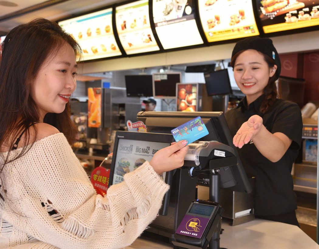 全台近九成麥當勞餐廳都可刷卡及使用三大國際行動支付。 圖／台灣麥當勞提供