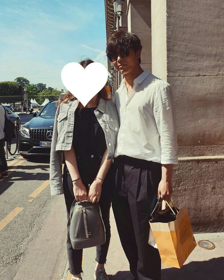 金材昱和孔劉都喜歡超簡單的白衣黑褲穿搭，他在街頭拎著歐舒丹提袋。圖／取自IG（jaeuck_fans）