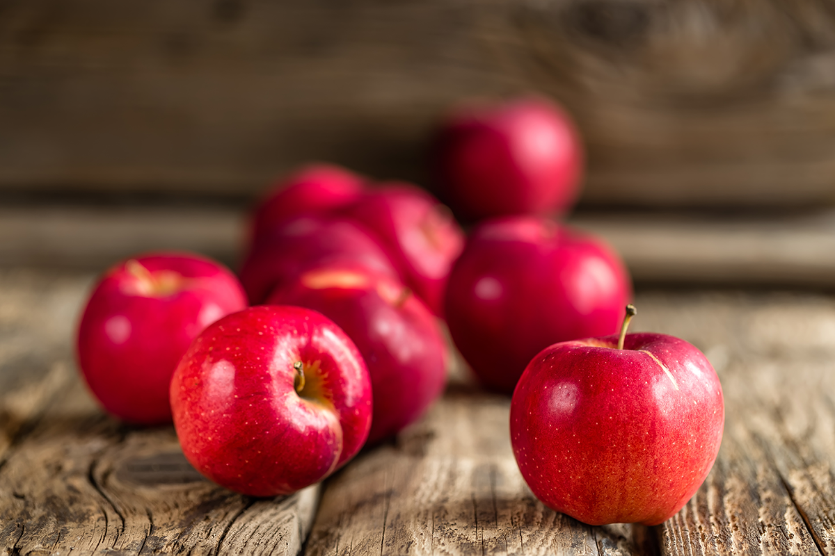 外皮果蠟最明顯的水果，非蘋果莫屬了，因此有許多人懷疑，蘋果外皮那一層厚厚的果蠟是天然的嗎？真的可以吃嗎？<br />圖／ingimage