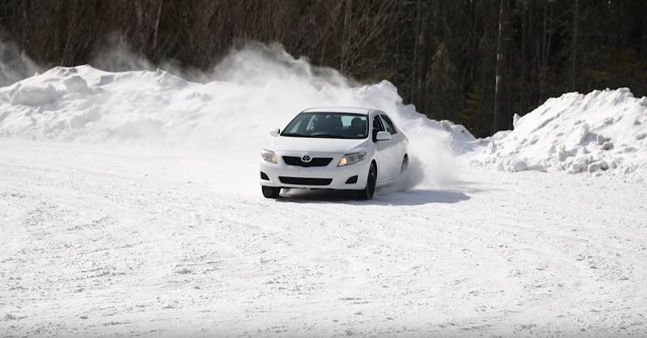 第十代Toyota Corolla在雪地奔馳。 擷自Team O'Neil Rally School影片
