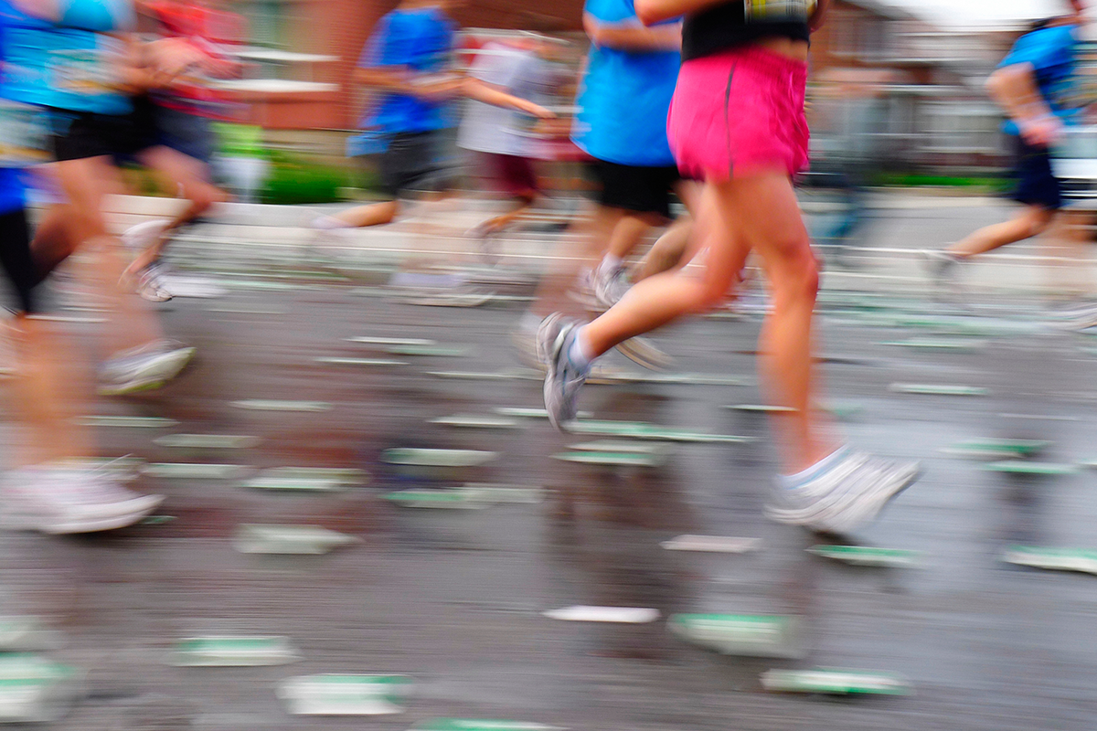 有越來越多人熱衷參加馬拉松比賽，並將之視為對自我的挑戰，但你知道馬拉松對身體造成什麼傷害嗎？有研究顯示，跑馬拉松對身體的損害，讓身體分辨不出你是在跑步還是被卡車撞了。
