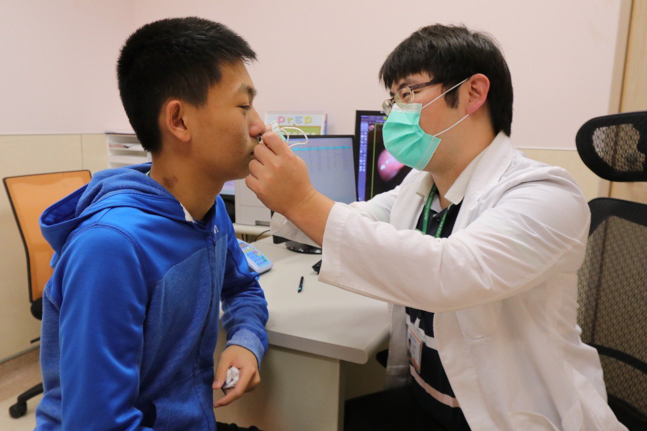 亞洲大學附屬醫院感染科醫師張為碩今指出，自去年10月至今年6月為止，共累積有1091例流感重症，且其中166例死亡，死亡率約15%。圖／亞洲大學附屬醫院提供