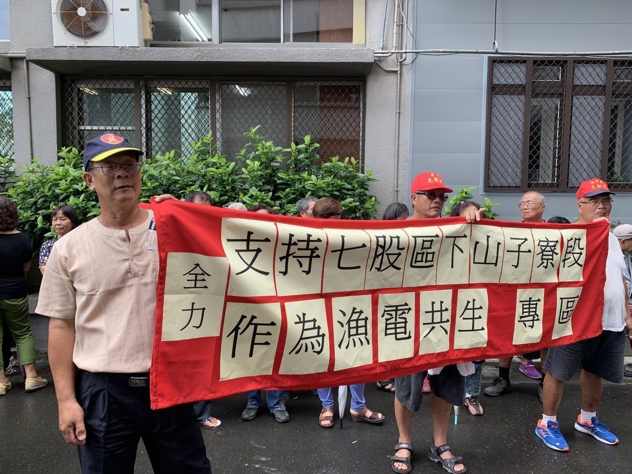 台南審查漁電共生專區 支持反對者都到場持布條