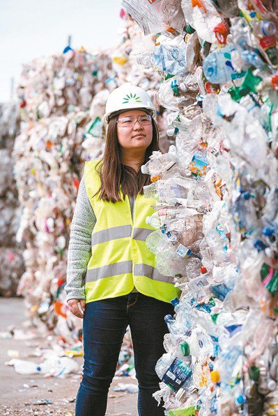 PE材質的塑膠袋目前回收率極低，而得獎者汪郁雯研發出可以回收並製成具有經濟價值新商品的方式。 圖／勞力士提供