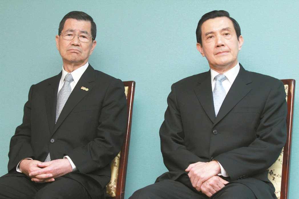 2011年，針對「恐龍法官」的大法官提名風波，總統馬英九（右）和副總統蕭萬長親自...