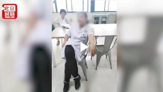 女醫師蹺二郎腿懟患者」視頻，引發爭議，該名女醫師後來被責令下崗學習。（取材自南充市中心醫院官方微博）