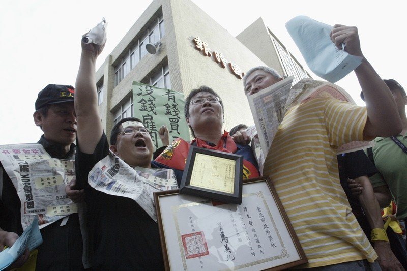 2006年4月，中國時報資遣工會常務理事陳文賢（中）。 圖／聯合報系資料照